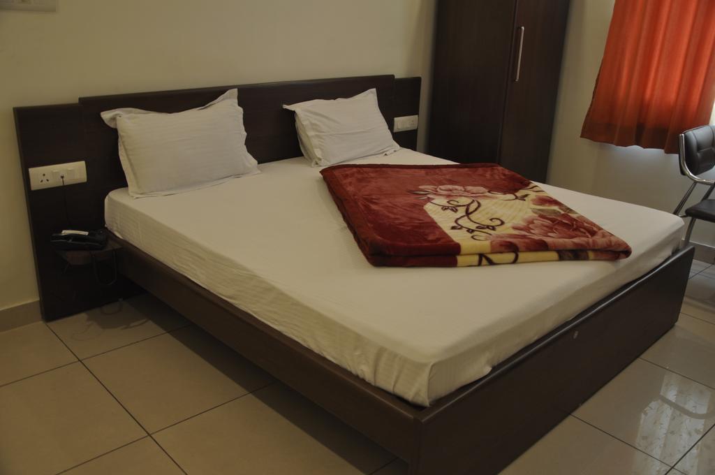 Hotel Surya Халдвані Екстер'єр фото